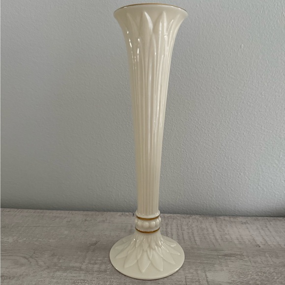 Lenox Cream Vase with Gold Detailing - Picture 1 of 3